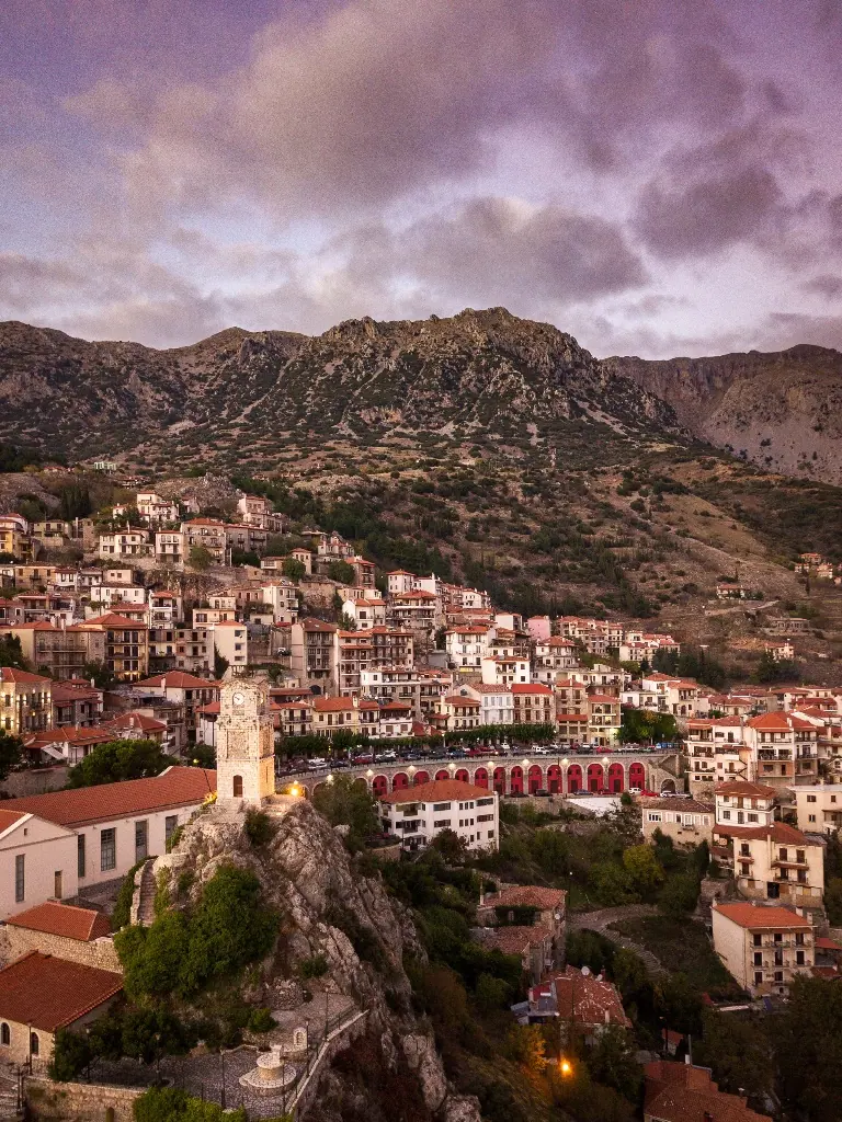 Η Αράχωβα με τον πύργο του ρολογιού στο ηλιοβασίλεμα